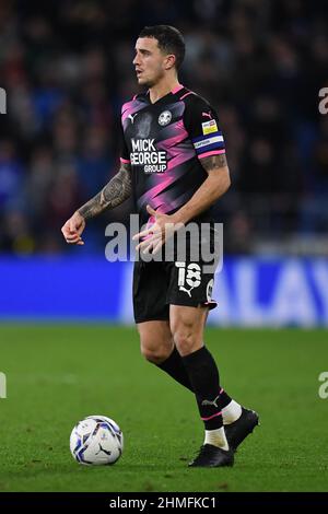 Cardiff, Großbritannien. 09th. Februar 2022. Oliver Norburn #18 von Peterborough United in Aktion während des Spiels in Cardiff, Vereinigtes Königreich am 2/9/2022. (Foto von Mike Jones/News Images/Sipa USA) Quelle: SIPA USA/Alamy Live News Stockfoto