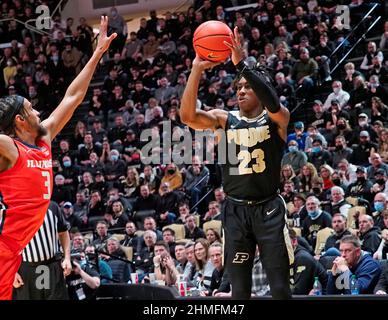 West Lafayette, Indiana, USA. 8th. Februar 2022. Purdue Boilermakers Wache Jaden Ivey (23) schießt in der Spielhälfte 2nd zwischen den Illinois Fighting Illini und den Purdue Boilermakers in der Mackey Arena in West Lafayette, Indiana, über den ausgestreckten Arm des Illinois Fighting Illini Wachen Jacob Grandison (3). Obligatorische Gutschrift: Sandra Dukes/CSM/Alamy Live News Stockfoto