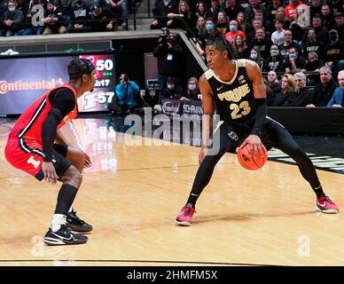 West Lafayette, Indiana, USA. 8th. Februar 2022. Der Wächter Jaden Ivey (23) von Purdue Boilermakers blickt in der 2nd. Hälfte des Spiels zwischen den Illinois Fighting Illini und den Purdue Boilermakers in der Mackey Arena in West Lafayette, Indiana, nach einem Teamkollegen am Illinois Fighting Illini-Wächter Jacob Grandison (3) vorbei. Obligatorische Gutschrift: Sandra Dukes/CSM/Alamy Live News Stockfoto