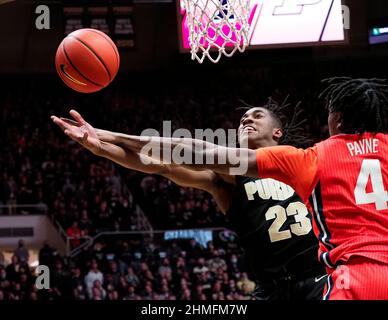 West Lafayette, Indiana, USA. 8th. Februar 2022. Purdue Boilermakers Wache Jaden Ivey (23) schießt in der 2nd. Hälfte des Spiels zwischen den Illinois Fighting Illini und den Purdue Boilermakers in der Mackey Arena in West Lafayette, Indiana, auf die Verteidigung von Illinois, der gegen Omar Payne (4) kämpft. Obligatorische Gutschrift: Sandra Dukes/CSM/Alamy Live News Stockfoto