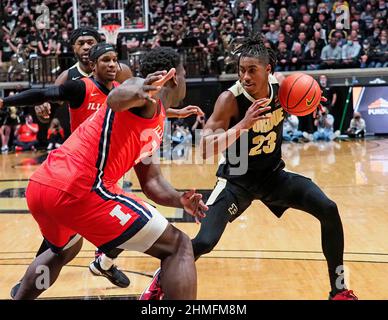 West Lafayette, Indiana, USA. 8th. Februar 2022. Die Wache von Purdue Boilermakers Jaden Ivey (23) sucht in der 2nd. Hälfte des Spiels zwischen den Illinois Fighting Illini und den Purdue Boilermakers in der Mackey Arena in West Lafayette, Indiana, gegen das Illinois Fighting Illini Center Kofi Cockburn (21) zu fahren. Obligatorische Gutschrift: Sandra Dukes/CSM/Alamy Live News Stockfoto