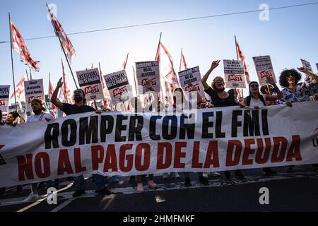 Buenos Aires, Argentinien. 08th. Februar 2022. Die Militanten der Socialist Workers Movement (MST) werden mit einem Banner und Plakaten gesehen, die ihre Meinung während der Demonstration zum Ausdruck bringen. Der gesamte politische Bogen Argentiniens versammelte sich auf der Plaza de Mayo, um die Vereinbarung zwischen dem Internationalen Währungsfonds (IWF) und der nationalen Regierung über die argentinischen Auslandsverschuldung zu fordern. (Foto von Nacho Boullosa/SOPA Images/Sipa USA) Quelle: SIPA USA/Alamy Live News Stockfoto