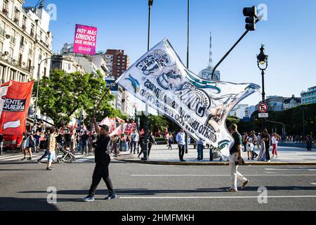 Buenos Aires, Argentinien. 08th. Februar 2022. Während der Demonstration wurde ein Militanter gesehen, der eine Fahne seiner Gruppe auf dem Weg zur Plaza de Mayo trug. Der gesamte politische Bogen Argentiniens versammelte sich auf der Plaza de Mayo, um die Vereinbarung zwischen dem Internationalen Währungsfonds (IWF) und der nationalen Regierung über die argentinischen Auslandsverschuldung zu fordern. (Foto von Nacho Boullosa/SOPA Images/Sipa USA) Quelle: SIPA USA/Alamy Live News Stockfoto