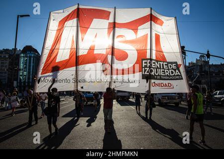 Buenos Aires, Argentinien. 08th. Februar 2022. Die Socialist Workers Movement (MST) sah während der Demonstration mit einem großen Banner marschieren, das ihre Meinung zum Ausdruck brachte.der gesamte politische Bogen Argentiniens versammelte sich auf der Plaza de Mayo, um die Vereinbarung zwischen dem Internationalen Währungsfonds (IWF) und der Nationalregierung über die argentinischen Auslandsverschuldung zu fordern. (Foto von Nacho Boullosa/SOPA Images/Sipa USA) Quelle: SIPA USA/Alamy Live News Stockfoto