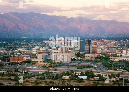 Stadt Tucson mit den Santa Catalina Bergen im Hintergrund, Arizona Stockfoto