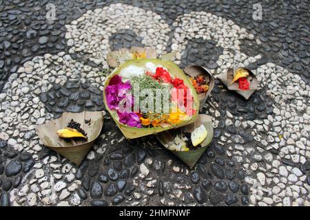 Balinesische Tagesangebote mit dem Namen Canang Sari im Jagatnatha-Tempel von Denpasar. Stockfoto