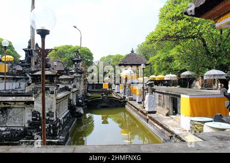 Brücke, die zum Hauptturm des Jagatnatha-Tempels in Bali führt. Aufgenommen im Januar 2022. Stockfoto