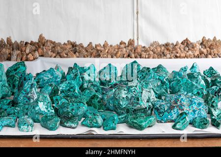 Azurit- und Malachit-Exemplare zum Verkauf auf der International Gem and Mineral Show in Tucson, Arizona Stockfoto