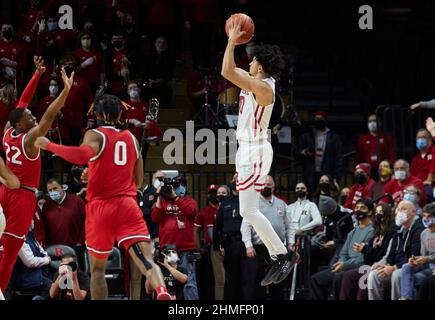 Piscataway, New Jersey, USA. 9th. Februar 2022. Rutgers Scarlet Knights Wache Geo Baker (0) schießt in der ersten Hälfte während der Big Ten Basketball Action zwischen den Ohio State Buckeyes und den Rutgers Scarlet Knights in der Jersey Mikes Arena in Piscataway, New Jersey, am Mittwoch, den 9 2022. Februar einen drei Zeiger. Rutgers besiegt #16 Ohio State 66-64. Duncan Williams/CSM/Alamy Live News Stockfoto