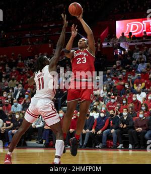 Piscataway, New Jersey, USA. 9th. Februar 2022. Ohio State Buckeys Stürmer Zed Key (23) schießt in der ersten Hälfte während der Big Ten-Basketball-Action zwischen den Ohio State Buckeys und den Rutgers Scarlet Knights in der Jersey Mikes Arena in Piscataway, New Jersey am Mittwoch, den 9 2022. Februar, über das Rutgers Scarlet Knights Center Clifford Omoruyi (11). Rutgers besiegt #16 Ohio State 66-64. Duncan Williams/CSM/Alamy Live News Stockfoto