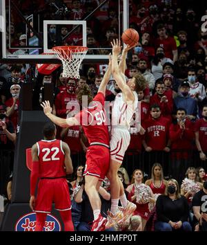 Piscataway, New Jersey, USA. 9th. Februar 2022. Rutgers Scarlet Knights Stürmer Dean Reiber (21) schießt am Mittwoch, den 9 2022. Februar, in der Jersey Mikes Arena in Piscataway, New Jersey, in der ersten Hälfte gegen das Ohio State Buckeyes Center Joey Brunk (50) während der Big Ten-Basketballaktion zwischen den Ohio State Buckeyes und den Rutgers Scarlet Knights. Rutgers besiegt #16 Ohio State 66-64. Duncan Williams/CSM/Alamy Live News Stockfoto