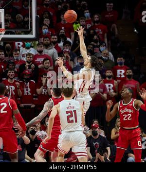 Piscataway, New Jersey, USA. 9th. Februar 2022. Der Wächter der Rutgers Scarlet Knights, Caleb McConnell (22), fährt am Mittwoch, den 9 2022. Februar, in der Jersey Mikes Arena in Piscataway, New Jersey, in der ersten Hälfte von den Verteidigern der Ohio State Buckeys in der Big Ten-Basketballaktion zwischen den Ohio State Buckeys und den Rutgers Scarlet Knights in den Korb. Rutgers besiegt #16 Ohio State 66-64. Duncan Williams/CSM/Alamy Live News Stockfoto