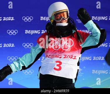 Zhangjiakou, Chinas Provinz Hebei. 10th. Februar 2022. Liu Jiayu aus China reagiert während des Frauen-Snowboard-Halbpipe-Finales im Genting Snow Park in Zhangjiakou, der nordchinesischen Provinz Hebei, am 10. Februar 2022. Quelle: Xu Chang/Xinhua/Alamy Live News Stockfoto