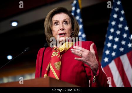 Washington, DC, USA. 9th. Februar 2022. Die Sprecherin des Hauses, NANCY PELOSI (D-CA), spricht auf ihrer wöchentlichen Pressekonferenz. (Bild: © Michael Brochstein/ZUMA Press Wire) Stockfoto