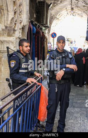 Zwei uniformierte Beamte der israelischen Polizei sorgen für Sicherheit in der Altstadt von Jerusalem, Israel. Stockfoto