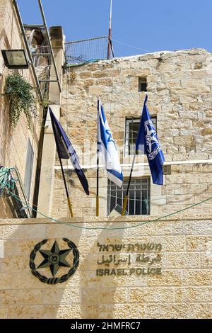 Flaggen fliegen an der Westwall-Station der israelischen Polizei in Jerusalem, Israel. Stockfoto