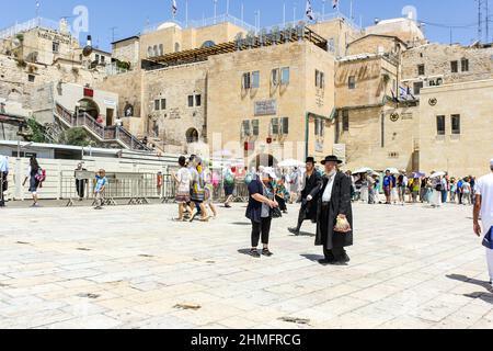 Touristen und Einheimische versammeln sich in der Nähe des Eingangs zum Westwall-Tunnel in Jerusalem, Israel. Stockfoto