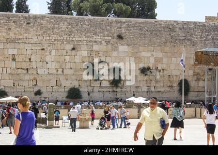 Touristen versammeln sich an der alten westlichen Mauer oder Klagemauer des Tempelbergs in Jerusalem, Israel. Stockfoto