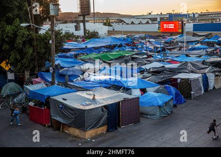 Tijuana, Mexiko. 24th Oktober 2020. Ein Blick auf das Migrantenlager in 'El Chaparral' an der Grenze zu Tijuana.das Migrantenlager in 'El Chaparral' in Tijuana, einem Grenzübergang zwischen Mexiko und den Vereinigten Staaten. Das Lager hatte mehr als 300 Personen, die dort ein Jahr lang blieben und am 6. Februar 2022 vertrieben wurden. (Foto von Antonio Cascio/SOPA Images/Sipa USA) Quelle: SIPA USA/Alamy Live News Stockfoto