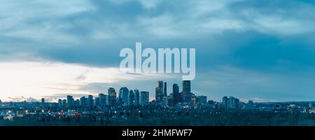 Downtown Business District Calgary Skyline bei Nacht Stockfoto