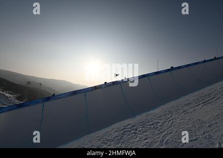 Zhangjiakou, China. 10th. Februar 2022. Olympia, Snowboard, Halfpipe, Frauen, Finale, Im Genting Snow Park. Eine weibliche Fahrerin in Aktion. Quelle: Angelika Warmuth/dpa/Alamy Live News Stockfoto