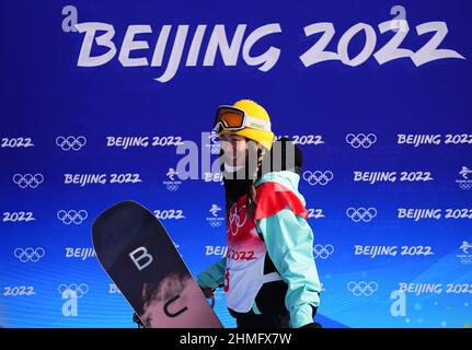 Zhangjiakou, Chinas Provinz Hebei. 10th. Februar 2022. Liu Jiayu aus China reagiert während des Frauen-Snowboard-Halbpipe-Finales im Genting Snow Park in Zhangjiakou, der nordchinesischen Provinz Hebei, am 10. Februar 2022. Quelle: Xu Chang/Xinhua/Alamy Live News Stockfoto