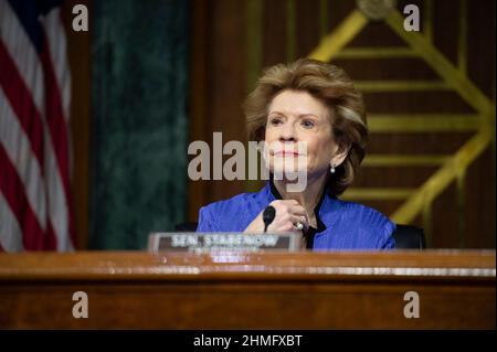 Die Vorsitzende des Senatsausschusses für Landwirtschaft, Ernährung und Forstwirtschaft, Senatorin Debbie Stabenow, D-MI, spricht am Mittwoch, den 9. Februar 2022, während einer Anhörung zur Untersuchung der Risiken und der Regulierung digitaler Vermögenswerte im US-Kapitol in Washington, DC, USA. Foto von Bonnie Cash/CNP/ABACAPRESS.COM Stockfoto