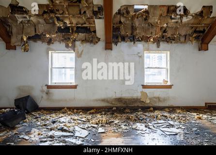 Eine undichte Decke in einem verlassenen Gebäude. Stockfoto