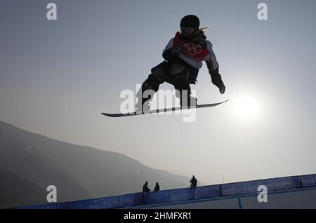 Zhangjiakou, China. 10th. Februar 2022. Chloe Kim aus den Vereinigten Staaten nimmt am Donnerstag, den 10. Februar 2022, bei den Olympischen Winterspielen 2022 in Zhangjiakou, China, an den Frauen-Snowboard-Halbpipe-Finals Teil. Kim gewann die Goldmedaille, Queralt Castellet aus Spanien die Silbermedaille und Sena Tomita aus Japan die Bronzemedaille. Foto von Bob Strong/UPI . Kredit: UPI/Alamy Live Nachrichten Stockfoto