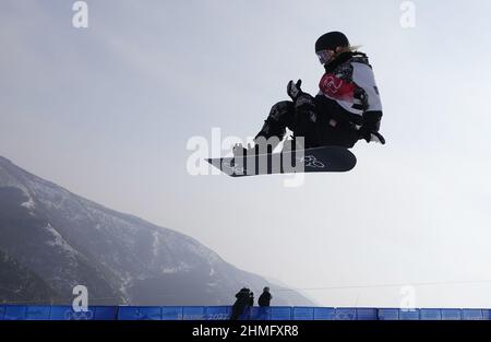 Zhangjiakou, China. 10th. Februar 2022. Chloe Kim aus den Vereinigten Staaten nimmt am Donnerstag, den 10. Februar 2022, bei den Olympischen Winterspielen 2022 in Zhangjiakou, China, an den Frauen-Snowboard-Halbpipe-Finals Teil. Kim gewann die Goldmedaille, Queralt Castellet aus Spanien die Silbermedaille und Sena Tomita aus Japan die Bronzemedaille. Foto von Bob Strong/UPI . Kredit: UPI/Alamy Live Nachrichten Stockfoto