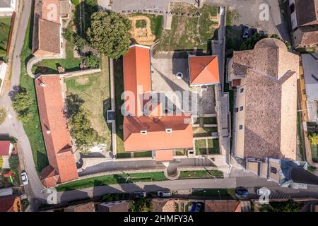 Luftaufnahme von oben aus der Vogelperspektive auf die mittelalterliche Burg Szaszvar und das befestigte Herrenhaus, mit rotem Dach, smi-Corcle-Turm und Mauern in Baranya Land Hunga Stockfoto