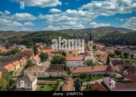 Luftaufnahme von Szaszvar mittelalterliche Burg und befestigtes Herrenhaus, mit rotem Dach, kleinem Kreis Turm und Mauern in Baranya Land Ungarn Stockfoto
