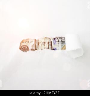 Vereinigte Staaten hundert Dollar Geldrechnung in zerrissenem Papierloch. 100. Wirtschaft, Ersparnisse und der US-Dollar. Benjamin Franklin. Nahaufnahme der 100-Dollar-Rechnung Stockfoto