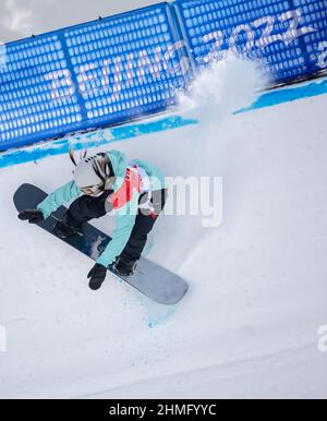 Zhangjiakou, Chinas Provinz Hebei. 10th. Februar 2022. Liu Jiayu aus China fällt während des Frauen-Snowboard-Halbpipe-Finales im Genting Snow Park in Zhangjiakou, der nordchinesischen Provinz Hebei, am 10. Februar 2022. Quelle: Fei Maohua/Xinhua/Alamy Live News Stockfoto