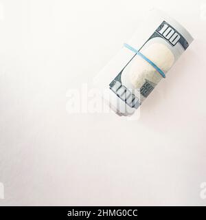 Internationale Geldscheine in Dollar, verdrehte Gummibänder Stockfoto
