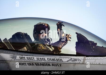 Shaw AFB, South Carolina, USA. 2nd. Februar 2022. Ein Pilot, der dem 79th Fighter Squadron zugewiesen wurde, macht ein Handsymbol, während er auf der Fluglinie auf der Shaw Air Force Base, South Carolina, am 2. Februar 2022 rollt. Der 20th Fighter Wing liefert einsatzbereite Truppen für Kampfeinsätze mit Luftmännern, die fachmännisch geschult und jederzeit einsatzbereit sind. Kredit: Madeline Herzog/U.S. Air Force/ZUMA Press Wire Service/ZUMAPRESS.com/Alamy Live News Stockfoto