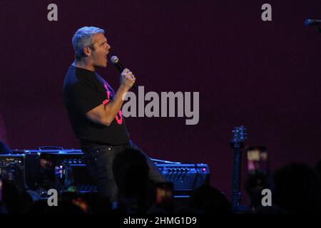 Los Angeles, USA. 09th. Februar 2022. Andy Cohen bei SiriusXM und Pandoras Small Stage Series Show im Hollywood Palladium in Los Angeles, CA am Mittwoch, den 9. Februar 2022. (Foto von Conor Duffy/Sipa USA) Quelle: SIPA USA/Alamy Live News Stockfoto