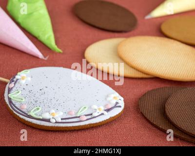 Ostereierzucker-Kekse. Dekorierte Kekse. Lebkuchendeko mit farbiger Zuckereisung Stockfoto