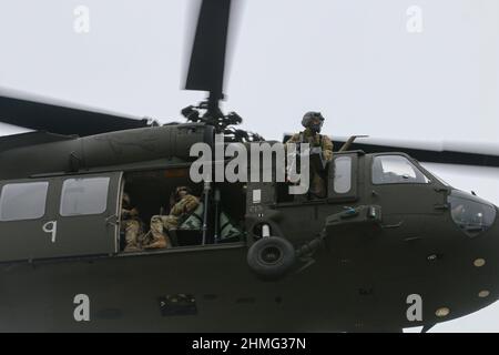 Soldaten der US-Armee, die der Bergdivision 10th (LI) zugewiesen wurden, führen am 13. Oktober 2021 einen Luftangriff auf dem Belvedere Landing Strip in Fort Drum, NY, durch. Die Übung umfasste 10th CAB und 2 BCT. (USA Armeefoto von Sgt. Michael Wilson) Stockfoto