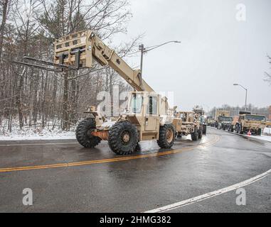 Soldaten der US-Armee, die 10th Combat Aviation Brigade zugewiesen wurden, führen Eisenkopfoperationen auf Fort Drum, NY, am 1. Dezember 2021 durch. Soldaten inszenierten Fahrzeuge auf Pritschenwagen, um zum JRTC nach Fort Polk, La zu fahren. Stockfoto