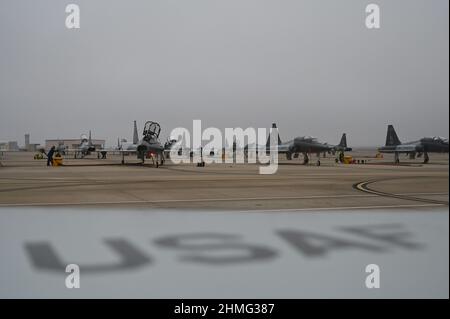 Mehrere Piloten der US Air Force bereiten sich auf T-38-Flüge vom Laughlin Air Force Base, Texas, am 3. Februar 2022 vor. Die Laughlin AFB beherbergt über 100 Flugzeuge, darunter den T-38 Talon, den T-1 Jayhawk und den T-6 Texan und ist die verkehrsreichste Pilotproduktionsbasis der Luftwaffe. (USA Luftwaffe Foto von Airman Kailee Reynolds) Stockfoto