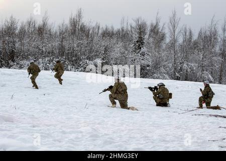 2. Februar 2022 - Joint Base Elmendorf-Richardson, Alaska, USA - Fallschirmjäger der US-Armee, die einer Truppe zugewiesen sind, 1st Squadron (Airborne), 40th Kavallerie-Regiment, 4th Infantry Brigade Combat Team (Airborne), 25th Infantry Division, U.S. Army Alaska, Angriff auf eine simulierte gegnerische Position auf dem Trainingskurs des Leichteinfanterie-Kollektivs auf der Joint Base Elmendorf-Richardson, Alaska, 2. Februar 2022. Kavallerie-Kundschafter führten ein Live-Feuer-Manöver-Training durch, das sich auf die Eliminierung simulierter gegnerischer Positionen durch Bewegungen des Feuerteams konzentrierte. USARAK trainiert das ganze Jahr über, um die tödliche Kampfunterstützung bei einem arktischen Envir zu erhöhen Stockfoto