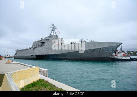 220209-N-IW125-1153 KEY WEST, Florida (Feb 9, 2022) USS Savannah (LCS 28), das 14th Independence-Variant Littoral Combat Ship der Marine, zieht in Truman Harbor in Key West, Florida, am 9. Februar 2022. Savannah ist die neueste LCS der Marine, die in Brunswick, Georgia, am 5. Februar 2022 in Auftrag gegeben wurde. Die Naval Air Station Key West ist die hochmoderne Einrichtung für Kampfflugzeuge aller militärischen Dienste, bietet erstklassigen Pierside-Support für US- und ausländische Marineschiffe und ist das führende Ausbildungszentrum für militärische Einsätze unter und unter Wasser. (USA Navy Foto von Mass Communication Specialist 2nd CLA Stockfoto