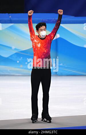 Peking, China. 10th. Februar 2022. Nathan Chen aus den USA feiert, dass er das Siegerpodest übernimmt, nachdem er bei den Olympischen Winterspielen 2022 in Peking am Donnerstag, den 10. Februar 2022, die Goldmedaille im Finale des Eiskunstlaufens der Männer im Capital Indoor Stadium gewonnen hat. Chen gewann die Goldmedaille, Yuma Kagiyama aus Japan, die Silbermedaille und Shoma Uno aus Japan, die Bronzemedaille. Foto von Richard Ellis/UPI Credit: UPI/Alamy Live News Stockfoto