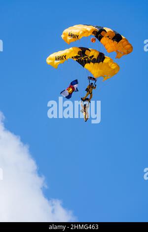 Personal Sgt. Logan Maples und Staff Sgt. Gabriel Colon vom US Army Fallschirmteam führt am 3. Februar 2022 ein fortgeschrittenes Baldachin-Manöver in Homestead, Florida, durch. USAPT führt den jährlichen Zertifizierungszyklus für die kommende Show-Saison durch. (USA Armeefoto von Megan Hackett) Stockfoto