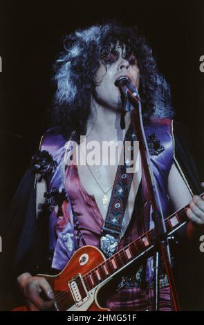 SANTA MONICA, CA - AUGUST 11: Der englische Musiker, Sänger, Songwriter, Plattenproduzent, Dichter und Glam-Rock-Pionier Marc Bolan (1947-1977) spielt mit seiner Band T. Rex am 11. August 1973 im Santa Monica Civic Auditorium in Santa Monica, CA. Quelle: Jeffrey Mayer /Rock Negatives/MediaPunch Stockfoto