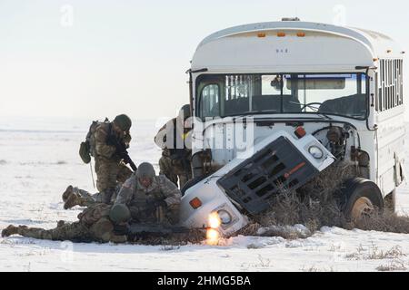 Boise, Idaho, USA. 5th. Februar 2022. Soldaten, Luftmänner, Matrosen und Marineinfanteristen nahmen an einer gemeinsamen Übung im Orchard Combat Training Center, südlich von Gowen Field, Boise, Idaho, Teil, 5. Februar 2022. Während der gemeinsamen Übung begleiteten Mitglieder der 124th Sicherheitskräfte-Staffel, der 124th Air Support Operations Squadron, die vom 2-240th Regional Training Institute der US-Armee unterstützt wurde, Mitglieder der 124th Logistics Readiness Squadron zu einer simulierten Vorwärtsoperationsbasis. Während der Übung stießen die Teilnehmer auf Hindernisse in Form bewaffneter, aggressiver oppositioneller Kräfte, Stockfoto