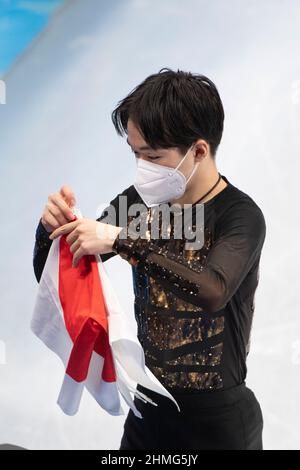 Peking, China. 10th. Februar 2022. Yuma Kagiyama (JPN) mit der japanischen Flagge 10. Februar 2022 Eiskunstlauf, Männer-Einzellauf, Freilauf während der Olympischen Winterspiele 2022 in Peking im Capital Indoor Stadium, Peking, China. Kredit: Enrico Calderoni/AFLO SPORT/Alamy Live Nachrichten Stockfoto