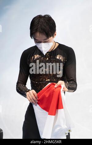 Peking, China. 10th. Februar 2022. Yuma Kagiyama (JPN) mit der japanischen Flagge 10. Februar 2022 Eiskunstlauf, Männer-Einzellauf, Freilauf während der Olympischen Winterspiele 2022 in Peking im Capital Indoor Stadium, Peking, China. Kredit: Enrico Calderoni/AFLO SPORT/Alamy Live Nachrichten Stockfoto