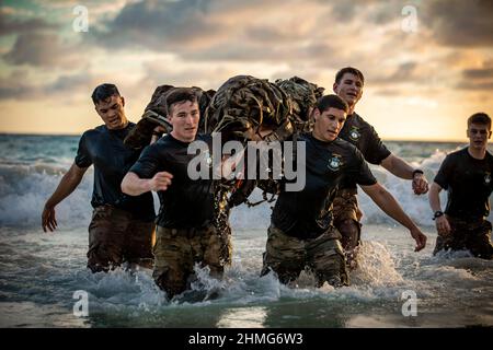 Schofield Barracks, Hawaii, USA. 22nd Januar 2022. US-Soldaten mit 1st Bataillon, 21st Infanterie-Regiment, 2nd Infanterie-Brigade-Kampfteam, 25th Infanterie-Division, halten eine Gedenkveranstaltung zur PT-Challenge am 22. Januar 2022 im Honolulu Polo Club und Bellows Beach in Honolulu ab, Hawaii zu Ehren von 1st LT. Nainoa Hoe und den Gefallenen Gimlets des Regiments im Irak und in Afghanistan. Am 22. Januar 2005 wurde 1st LT. Nainoa Hoe, ein gebürtiger Kailua, Hawaii, von einem Scharfschützen angeschossen und getötet, als er eine Fußpatrouille durch Mosul, Irak, führte. Am Jahrestag von Hoes Tod trugen Soldaten Wasserdosen, führten eine ACFT durch Stockfoto